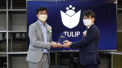 CEO Jeong-ho Choo, Futurenuri receives an Award of Appreciation from Vice President Pipop Udorn, Thammasat University