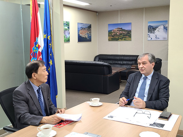 Excutive Vice Chairman, Choe Nam-suk interviews H.E Damir Kušen