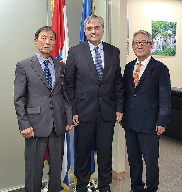 From left, Executive Vice Chairman, Choe Nam-suk, H.E Damir Kušen and Publisher Shin Hyun-doo