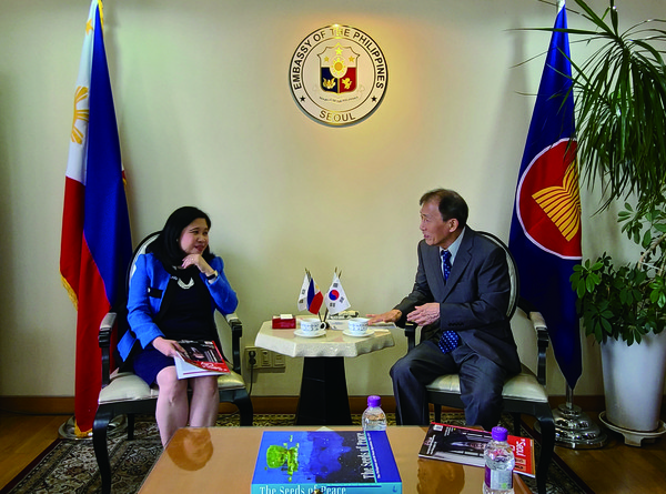 Excutive Vice Chairman, Choe Nam-suk interviews H.E. Maria Theresa Dizon-De Vega