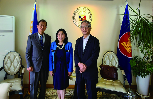 From left, Executive Vice Chairman, Choe Nam-suk, H.E Maria Theresa Dizon-De Vega and Publisher Shin Hyun-doo