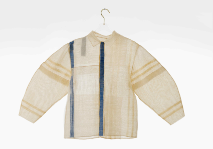 오유경 스튜디오(현대복 구성) · 김지후(모시 응용 직물) 作 - 날실 디테일의 둥근 배래셔츠(2022)