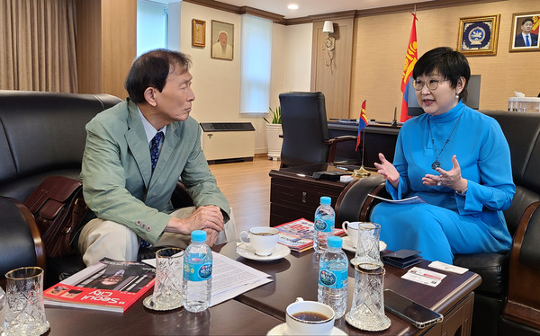 Excutive Vice Chairman, Choe Nam-suk interviews H.E. E. Sarantogos