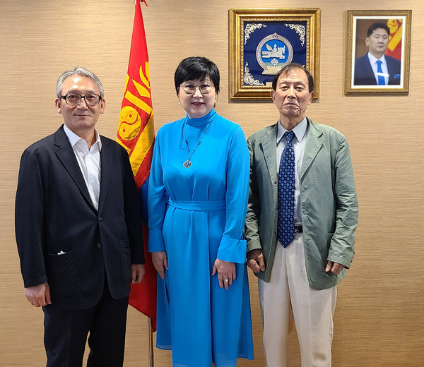 From Right, Executive Vice Chairman, Choe Nam-suk, H.E E. Sarantogos and Publisher Shin Hyun-doo