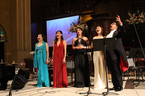 (사진 왼쪽부터) 소프라노 황혜경, 샤론 김, 샤나 블레이크 힐, 최정원, 테너 김준만 씨가 찬양곡 '나 같은 죄인 살리신'을 열창하고 있다. 27일 이들 4인의 소프라노는 각각 영롱한 음색을 발해 밤하늘을 수놓았고, 테너 김준만의 목소리와 어우러져 아름다운 화음을 자아내 청중들로부터 뜨거운 호응을 이끌어냈다.