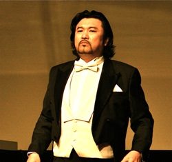 테너 김준만의 카리스마 넘치는 공연 모습