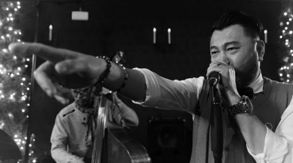 관객과 함께 호흡하는 테너 서하주노의 공연 모습