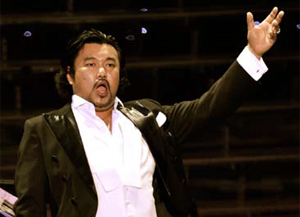 테너 김준만의 카리스마 넘치는 공연 모습