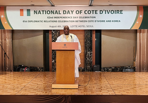 코트디부아르 62주년 기념 독립기념일 행사에서 알루 완유 외젠 비티(Allou Wanyou Eugene BITI) 주한 코트디부아르 대사가 환영사를 하고 있다.