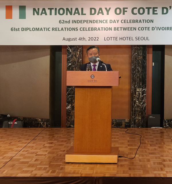 여운기 한-아프리카 재단 이사장이 '코트디부아르 62주년 기념 독립기념일 행사'에서 건배사를 하고 있다.