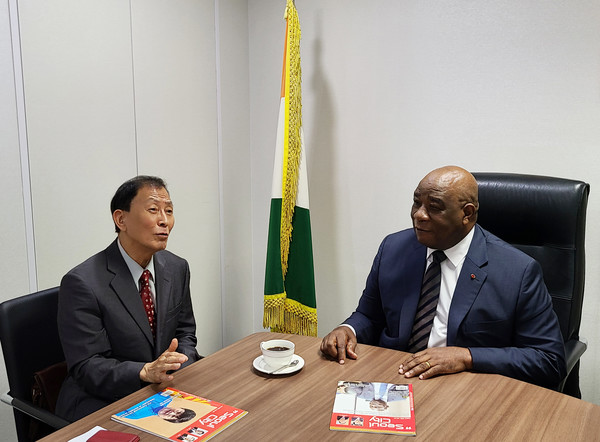 Chairman, Choe Nam-suk interviews H.E. Allou Wanyou Eugene BITI