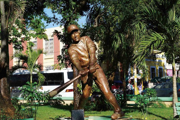 A statue of a baseball player in a dynamic pose. One in ten baseball players in the MLB are Dominicans. (Photo=Pixabay)