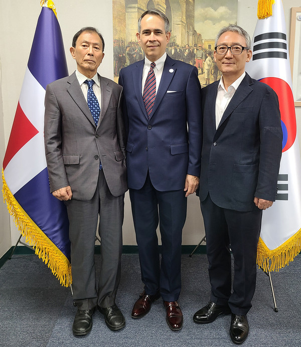 From Left, Chairman, Choe Nam-suk, H.E. Federico Alberto Cuello Camilo, Ph. D. and Publisher Shin Hyun-doo