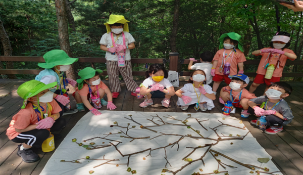 성북구 개운산공원 유아숲체험원(낙엽 나무 만들기)/서울시=사진