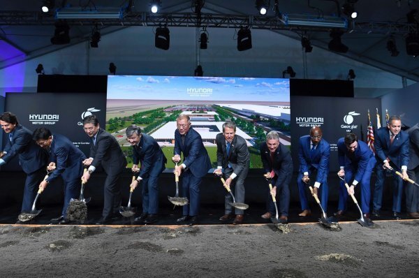Hyundai Motor Group Chairman Chung Eui-sun (fifth from left) and Georgia Governor Brian Camp (sixth from left), who attended the groundbreaking ceremony for Hyundai Motor Group's new electric vehicle plant in Georgia, took the first shovel announcing the construction of the plant on the 25th. (Source: Hyundai Motor Group)