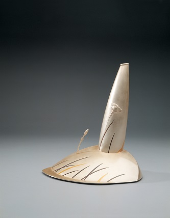 바람에 기대어, 1987, 은(92.5), 금부, 백동, 25.3×22.5×16.5cm/서울공예박물관=사진