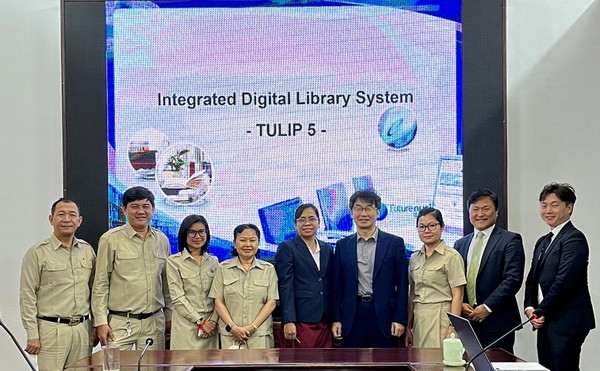 Cambodian Senate Library Director (center) Keo Vannarith and officials and CEO of Futurenuri Jeong-Ho Choo (fourth from the right) and executives