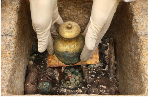 익산 미륵사지 서탑 사리장엄구 수습 장면/문화재청=사진