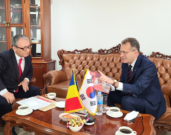 Shin Hyun-doo, publisher and president of Seoul City magazine, interviews H.E. Cezar-Manole Armeanu, the Ambassador of Romania to Korea