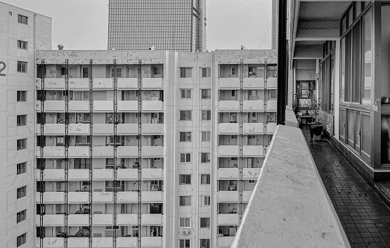 아파트 카달로깅 vol.1 여의도 아파트 복도와 샷시(강난형, 정다은)/서울디자인재단=사진