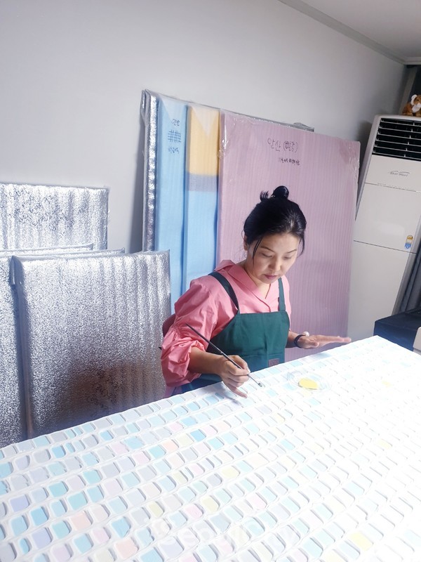 단색화열풍 한국미술대상 및 통일부장관상을 수상한 유명작가 이영아 교수가 2월 9일 코엑스 국제아트 페어 작품 출판작을 그리고 있다.[사진=서울시티]