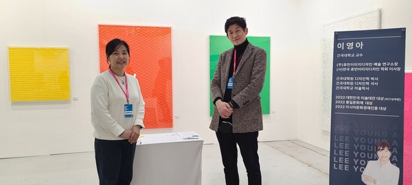 9일부터 12일까지 서울 강남구 삼성동 코엑스 3층 C홀에서 열린 서울국제아트엑스포 행사장에서 이영아 작가 (왼쪽)와 갤러리 아트스텔라 최정호 이사(오른쪽)가 기념촬영을 하고 있다.[사진=서울시티]