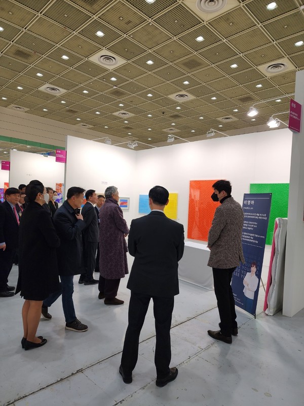 지난 8일 서울국제아트엑스포 개막식에서 김진표 국회의장과 미술계 관계자들이 이영아 작가의 작품을 관람하고 있다. [사진=미술협회]