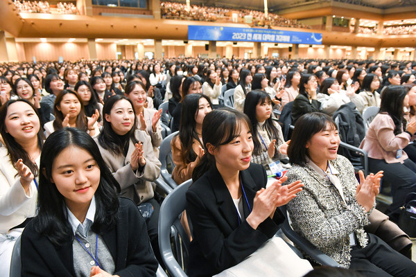 하나님의 교회가 개최한 '전 세계 대학생 개강예배'. 대학생들이 희망찬 대학생활을 그리며 밝게 웃고 있다. (사진제공=하나님의교회)