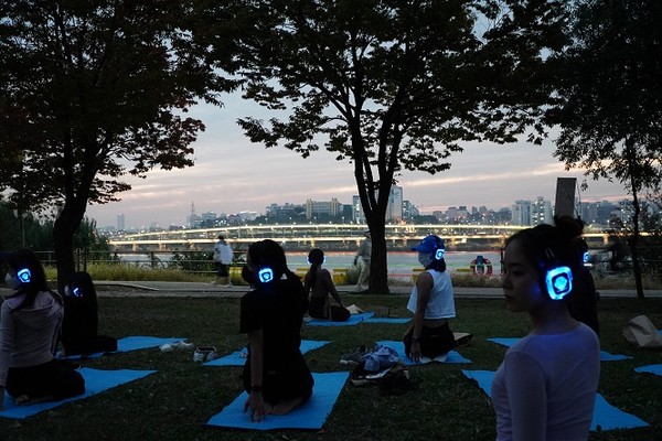 한강페스티벌_가을 나홀로 요가(2022)/서울시=사진