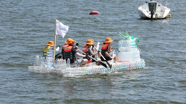 한강페스티벌_리사이클 뗏목 한강건너기(2019)/서울시=사진