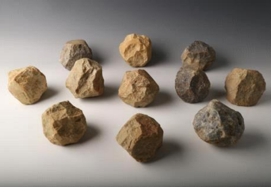 단양 금굴 유적 출토 구석기시대 여러면석기/문화재청=사진