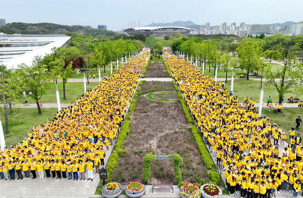 On April 23, the WeLoveU held the 24th New Life Family Walkathon at Peace Plaza in World Cup Park, Seoul. Chairwoman Zahng Gil-jah, diplomats from various countries, and participants from all walks of life took steps of love together, wishing for sustainable happiness for all people in the world.