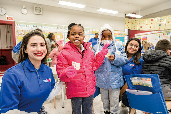 Last year, the WeLoveU held the “WeLo̓s Winter Weather Clothing Drive” in the United States and presented winter clothing to 770 children from low-income families. The photo shows the joy of elementary school children in New Jersey, trying on clothes.