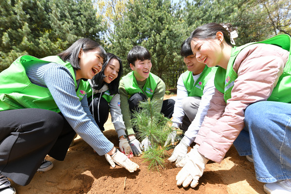 On April 12, WeLoveU members from all over Bucheon City carefully planted 284 seedlings on Mt. Beombawisan as part of the Mom’s Garden Pproject.