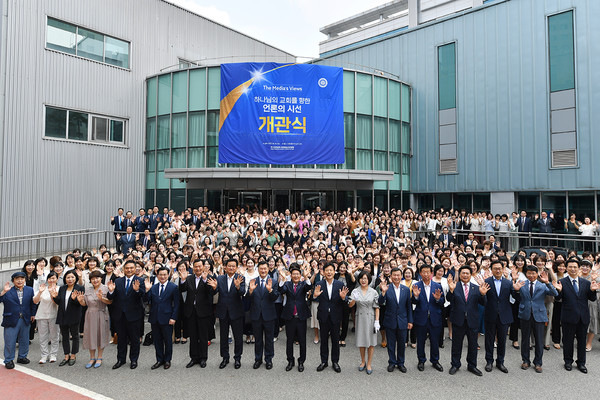 지난 14일, ‘수원영통 하나님의 교회’에서 ‘Media’s Views’ 전시회가 개관식에 지역 인사들과 각계각층 관계자, 시민들이 참여했다. (하나님의교회)