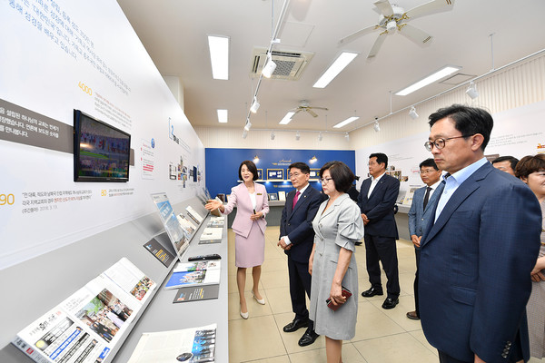 지역 인사들과 각계각층 관계자들이 도슨트(전시해설사)의 설명을 경청하며 ‘Media’s Views’ 전시회를 관람하고 있다. (사진제공=하나님의교회)