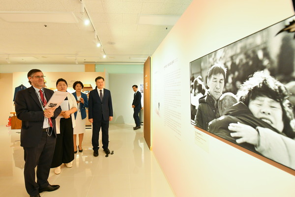 폴 두클로스 주한 페루 대사가 ‘진심, 아버지를 읽다’展(아버지전)을 관람했다. 아버지전은 지역민들과 각계각층의 호평 속에 누적 방문객 17만8000명을 기록했다. (사진제공=하나님의교회)