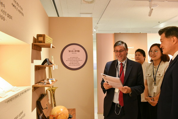 폴 두클로스 주한 페루 대사가 ‘진심, 아버지를 읽다’展(아버지전)을 관람했다. 아버지전은 지역민들과 각계각층의 호평 속에 누적 방문객 17만8000명을 기록했다. (사진제공=하나님의교회)