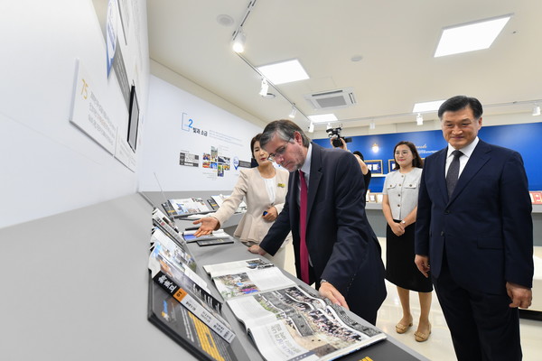‘수원권선호매실 하나님의 교회’에서 ‘Media’s Views’ 전시회를 관람 중인 폴 두클로스 주한 페루 대사. (사진제공=하나님의교회)
