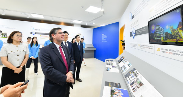 ‘수원권선호매실 하나님의 교회’에서 ‘Media’s Views’ 전시회를 관람 중인 폴 두클로스 주한 페루 대사. (사진제공=하나님의교회)