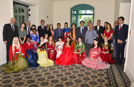 2023. 6. 26. 덕수궁 돈덕전 미리보기(프리뷰) 행사에 참여한외국인 영향력자(인플루언서)들/문화재청=사진