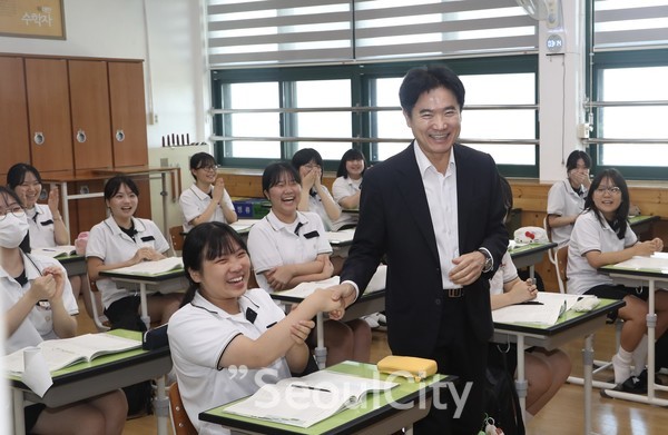 김대중 교육감이 한 학생과 악수를 하며 활짝 웃고 있다./전남교육청 제공