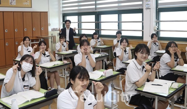 목포혜인여고를 방문한 김대중 교육감이 학생들과 함께 손하트를 만들어 기념사진 촬영을 하고 있다./전남교육청 제공