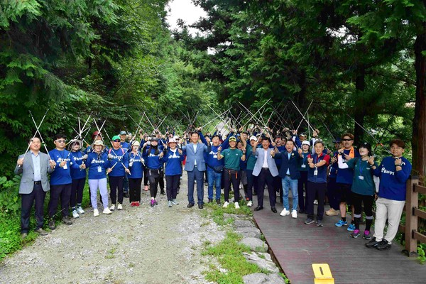 16일'축령산 편백산소축제'가 방문객 호평 속에 마무리 됐다. 사진 중앙 김한종 장성군수/장성군 제공