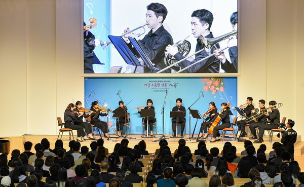 하나님의 교회가 개최한 '이웃과 함께하는 힐링세미나'. '원주 하나님의 교회'에서 각계각층 약 900명이 참석했다. (사진제공=하나님의교회)