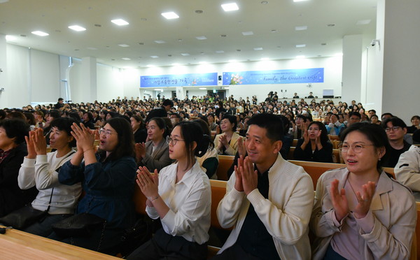 성큼 다가온 가을의 정취 속에 소중한 가족의 정을 되새기는 뜻깊은 행사에 가족과 이웃, 친구 등과 함께한 관객들. 체임버오케스트라 공연이 끝나자 박수갈채를 보내고 있다. (사진제공=하나님의교회)