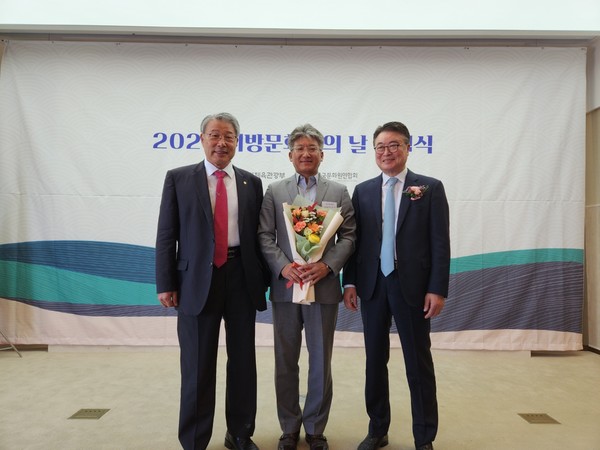 충남 에산문화원 박세진 사무국장(가운데)이 10일 오전 11시 서울 프레지던트호텔 슈벨트홀에서 열린 '2023 지방문화원의 날 기념식'에서 문화체육관광부장관표창을 수상하고 기념촬영을 하고 있다.[사진=서울시티]
