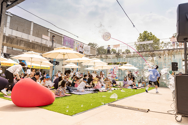 지난 6월 24일(토) 서서울예술교육센터 '예술 힐링 놀이터'에서 야외공연을 즐기는 시민들의 모습/서울문화재단=사진