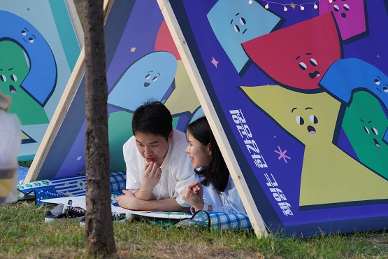 A형 텐트 안에서 누워 편히 독서하는 시민(뚝섬)/서울시=사진