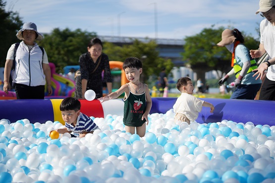 볼 풀장을 이용하는 아이들(여의도)/서울시=사진